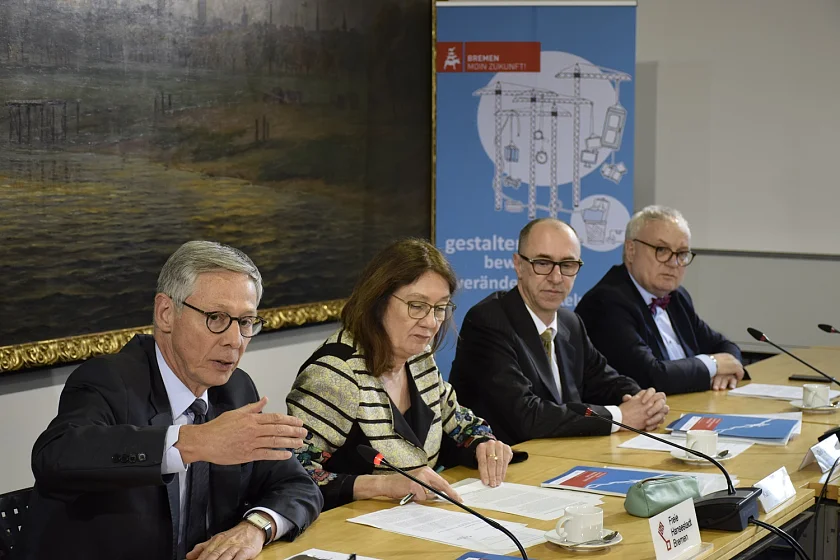 Bürgermeister Carsten Sieling und Finanzsenatorin Karoline Linnert stellen gemeinsam mit Dirk Stocksmeier (Mitglied im Bremer Beirat „Innovative Verwaltungsentwicklung“) und Finanzstaatsrat Henning Lühr (v.l.) den Masterplan "Zukunftsorientierte Verwaltung" vor