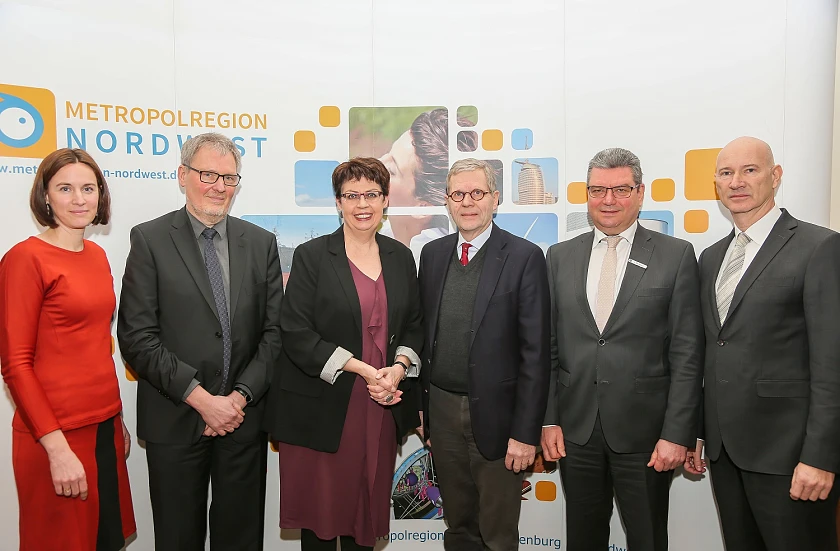 Jahrespressekonferenz der Metropolregion Nordwest: (v.l.n.r.) Dr. Anna Meincke, Geschäftsführerin der Metropolregion Nordwest; Dr. Ralph Baumheier, Senatskanzlei Bremen; Harald Emigholz, 2. Vorsitzender; Ministerin Birgit Honé, Mitglied im Vorstand; Landrat Jörg Bensberg, 1. Vorsitzender; Dr. Thomas Hildebrandt, Mitglied im Vorstand und Vorsitzender des Fördervereins ‚Wirtschaft pro Metropolregion‘