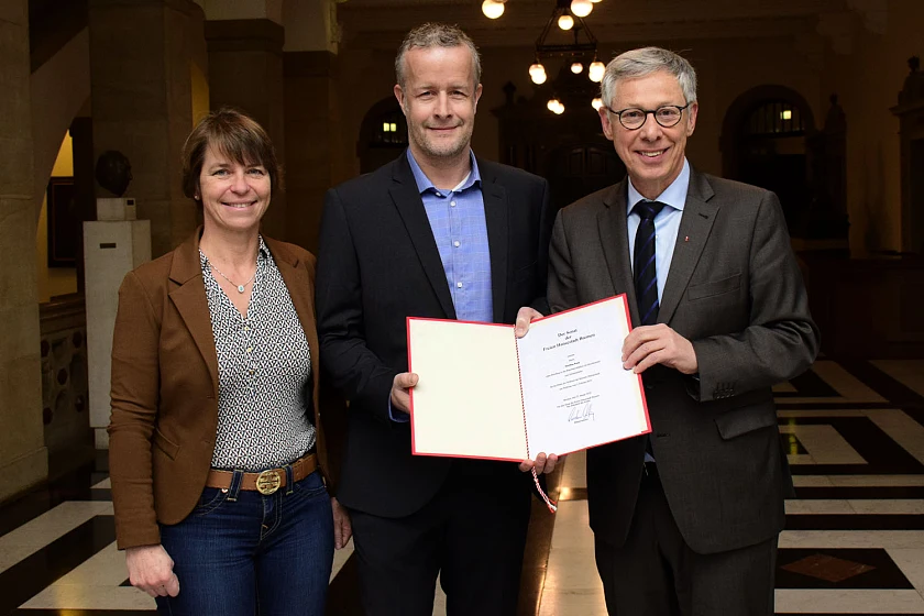 Urkundenübergabe im Rathaus: Beiratssprecherin Tamina Kreyenhop, Ortsamtsleiter Matthias Kook und Bürgermeister Dr. Carsten Sieling