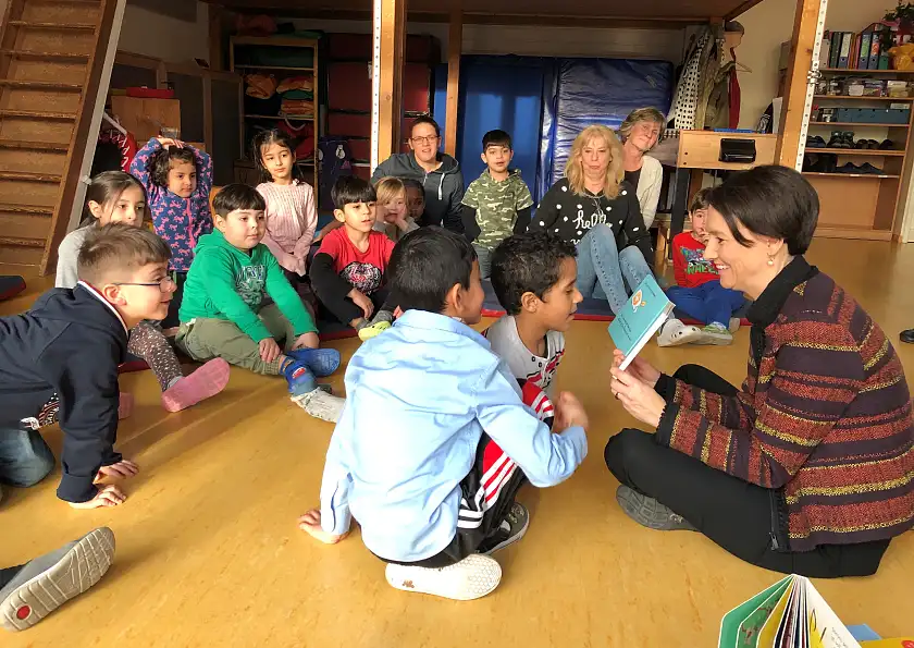 Vorlesezeit mit Senatorin Claudia Bogedan. Da wird nicht nur zugehört, sondern auch mitgemacht.