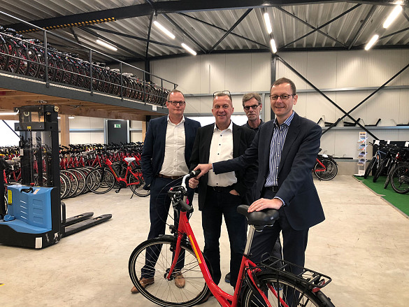 v.l.n.r.: Nils Schnorrenberger (BIS), Jörg Gövert (Geschäftsführer der SE-Tours GmbH), Frank Willmann (Leiter der Fahrradwerkstatt), Senator Martin Günthner, jpg, 158.3 KB