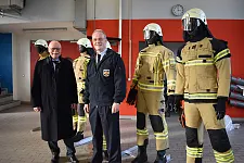 Innensenator Mäurer und der Leiter der Bremer Berufswehr, Karl-Heinz Knorr vor Modellen der neuen Generation. 