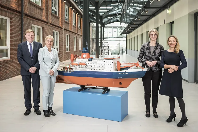 AWI-Verwaltungsdirektor Karsten Wurr, Senatorin Eva Quante-Brandt, Bundesministerin Anja Karliczek, AWI-Direktorin Antje Boetius