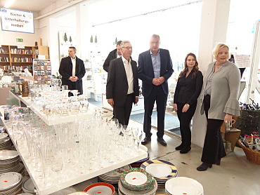 Bürgermeister Sieling besichtgt mit Geschäftsführer Ulrich Ipach, Susanne Lischka, Assistenz der Geschäftsführung, und Carmen Jorek, operative Geschäftsführerin, das 