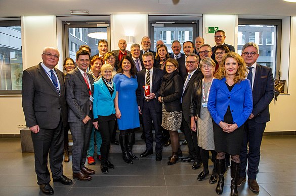Die deutsche und österreichische Delegation im AdR mit Kommissar Oettinger 