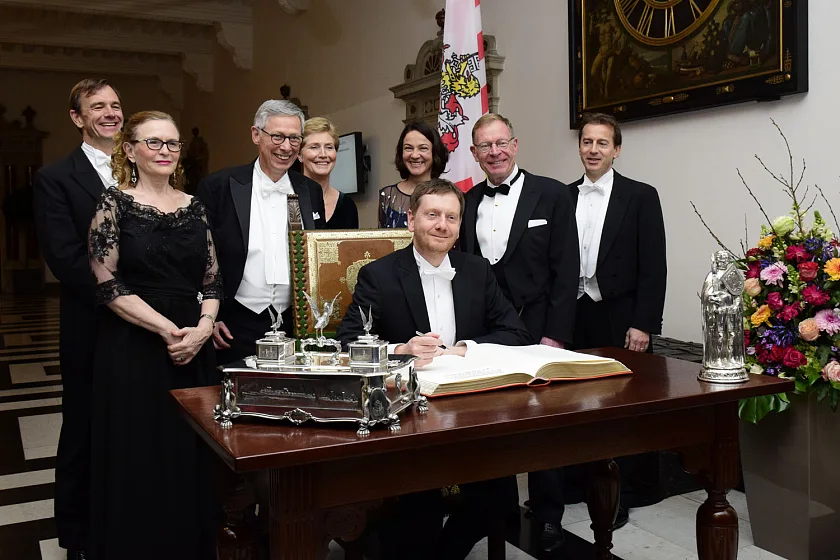  Eintrag in das Goldene Buch: Sachsens Ministerpräsident  Michael Kretschmer, Dr. Martin Schäfer, deutscher Botschafter in Südafrika, Helen Zille, Premierministerin der Provinz Westkap (Südafrika), Präsident des Senats und Bürgermeister Dr. Carsten Sieling, Anke Claussen, Alexia Sieling, Matthias Claussen, Verwaltender Vorsteher Haus Seefahrt und AIRBUS-President Guillaume Faury 