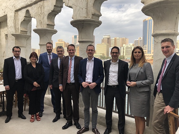 Austausch über wirtschaftliche Perspektiven: Senator Günthner (vierter von rechts) mit dem Geschäftsführer der Deutsch-Emiratischen Industrie- und Handelskammer, Felix Neugart (fünfter von rechts) und weiteren Unternehmensvertretern in Dubai.
