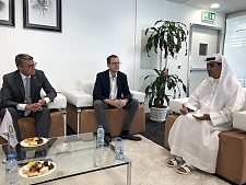 Senator Günthner im Gespräch mit dem General Manager der Dubai Maritime City LLC, Ali Al Suwaidi (rechts) und dem deutschen Generalkonsul in Dubai, Günter Rauer (links).