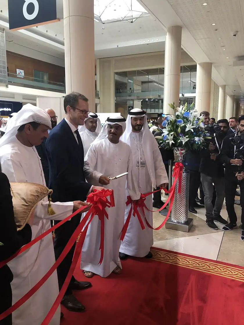 Auftakt zur Breakbulk Middle East: Senator Günthner beim „Ribbon Cutting“ mit Minister Dr. Abdullah Belhaif Al Nuaimi, Minister für Infrastruktur und Entwicklung der Vereinigten Arabischen Emirate.