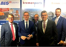 Am Bremen-Stand auf der Breakbulk Middle East: Generalkonsul Günter Rauer, Senator Martin Günthner, Michael Skiba (bremenports), Andreas Heyer und Andreas Gerber (WFB Wirtschaftsförderung GmbH).