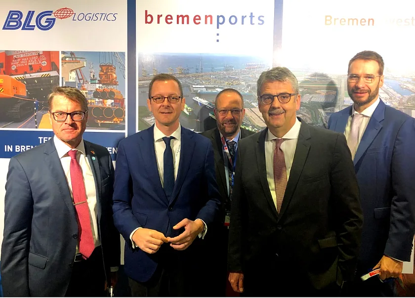 Am Bremen-Stand auf der Breakbulk Middle East: Generalkonsul Günter Rauer, Senator Martin Günthner, Michael Skiba (bremenports), Andreas Heyer und Andreas Gerber (WFB Wirtschaftsförderung GmbH).
