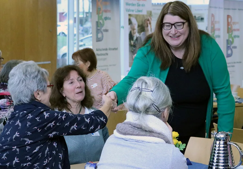 Senatorin Anja Stahmann mit einer kleinen Gruppe von Ehrenamtlichen und Hauptamtlichen in der Aufsuchenden Altenarbeit