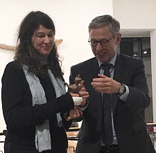 Bürgermeister Sieling mit der Preisträgerin Betty Kolodzy