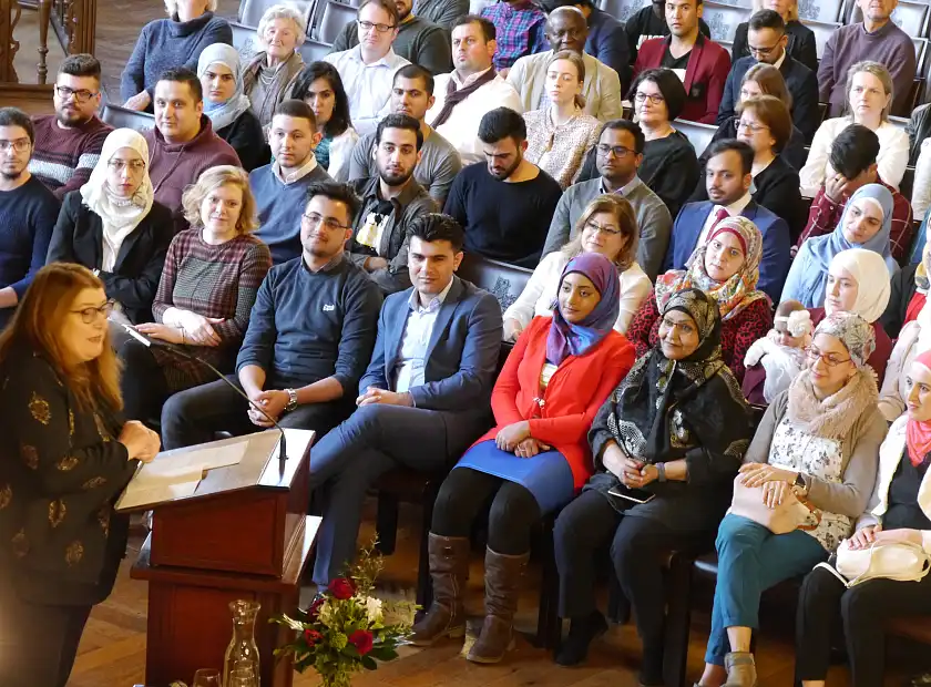 Senatorin Anja Stahmann begrüßt die ehrenamtlichen Flüchtlingsbetreuerinnen und -betreuer in der Oberen Rathaushalle