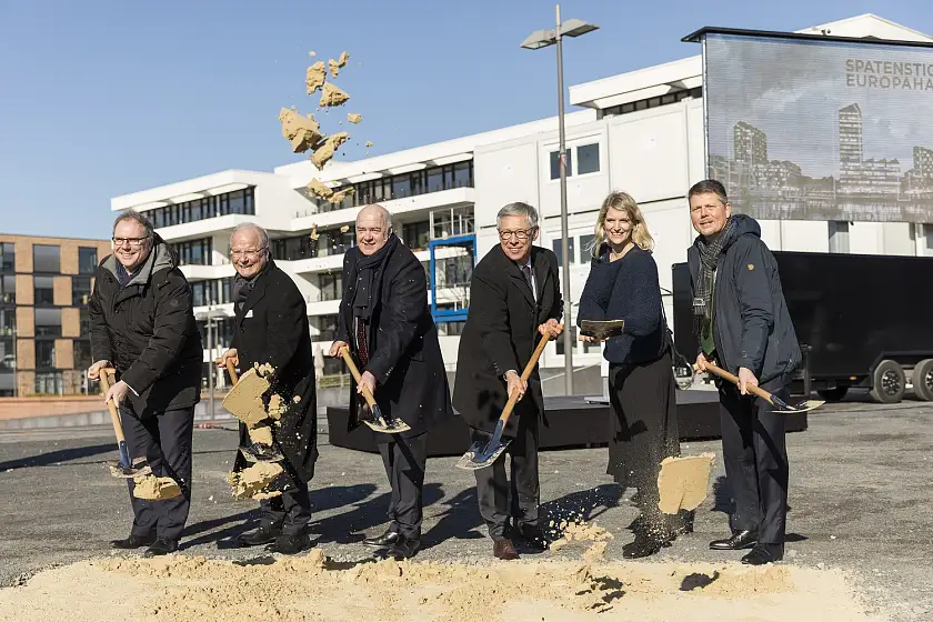 Mit viel Elan beim symbolischen ersten Spatenstich (v.r.): Senator Joachim Lohse, Caroline Nagel (COBE Architekten), Bürgermeister Carsten Sieling, Kurt Zech, Wolfrat Voigt und Staatsrat Ekkehart Siering