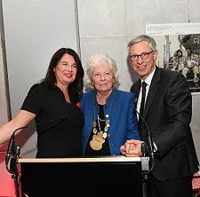 Bürgermeister Dr. Carsten Sieling und Staatsrätin Ulrike Hiller mit der neuen Kohlkönigin 2019, Christa Fuchs (OHB).