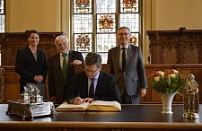 Eintrag in das Goldene Buch: Julie Jacobs, Honorarkonsul Hans-Jürgen Blöcker, Botschafter Jean Graff und Bürgermeister Dr. Carsten Sieling