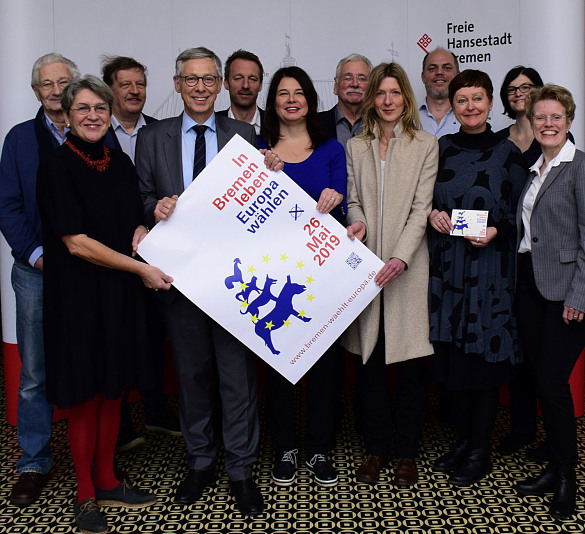 Bürgermeister Carsten Sieling und Staatsrätin Ulrike Hiller (Mitte, mit Plakat) zusammen mit den ersten Unterzeichnerinnen und Unterzeichnern des Bündnisses für die Europawahl