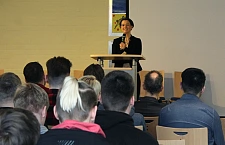 Senatorin Claudia Bogedan gratuliert dem SZ Utbremen zur Aufnahme ins Netzwerk MINT-EC