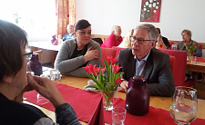 Carsten Sieling  im Dialog mit Bewohnerinnen im Quartier Kirchhuchting und BRAS-Beschäftigten