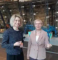 Sunhild Kleingärtner und Eva Quante-Brandt vor der Bremer Kogge