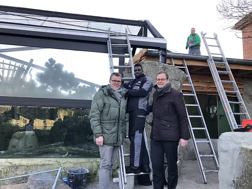 v.l.n.r.: Reinhard Wetjen, (Inhaber Seitz Metallbau), Adam Ibrahim Abubaker (Auszubildender Seitz Metallbau) und Senator Martin Günthner