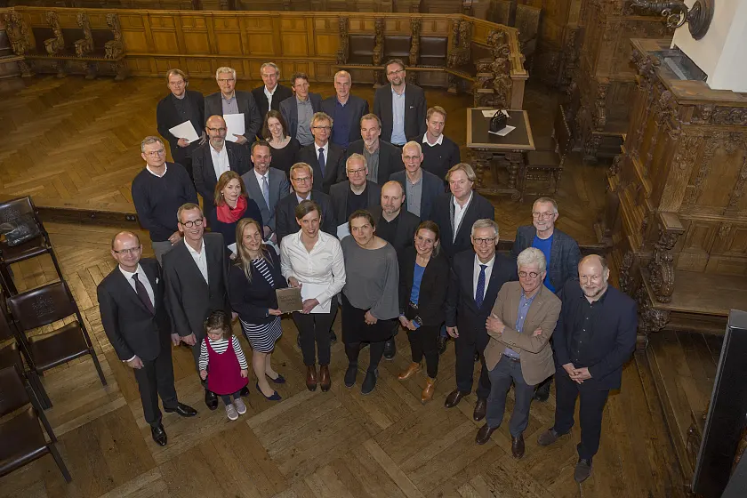 Gruppenbild mit allen Preisträgerinnen und Preisträgern