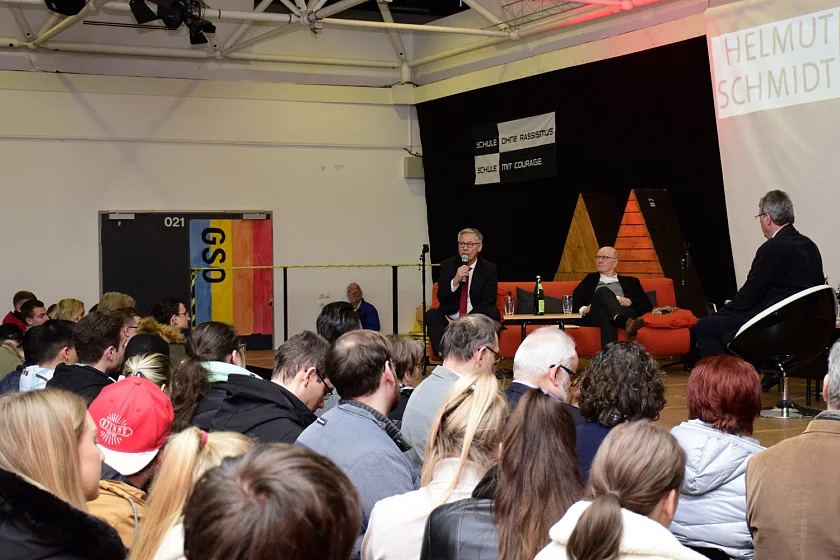 Podiumsdiskussion in der „Helmut Schmidt Schule“ – Bürgermeister Carsten Sieling: "Der Name Helmut Schmidt steht für friedliches Zusammenleben in Europa"