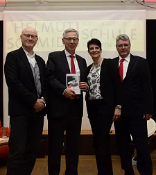 Prof. Dr. Reiner Lehberger, Bürgermeister Carsten Sieling, Birgit Förster und Werner Eisenach