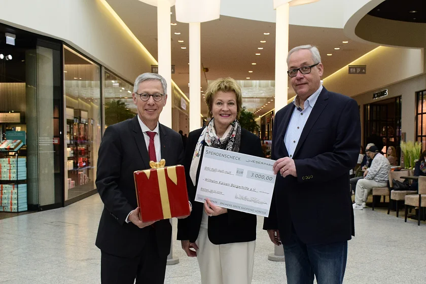 Center Managerin Monika Mehrtens überreicht Bürgermeister Carsten Sieling (li.) und Thomas Rohwer-Kahlmann den Spendenerlös der Aktion "Adventszeit im Weserpark – Bremer helfen Bremern" zugunsten der Wilhelm Kaisen Bürgerhilfe