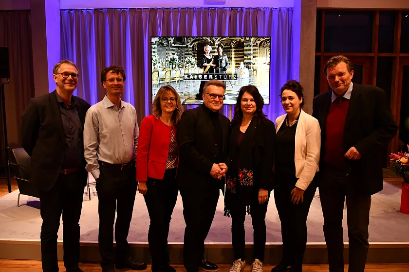 (v.l.n.r): Dr. Ralph Erbar (Verband der Geschichtslehrer Deutschlands), Christoph Röhl (Regisseur), Annette von der Heyde (ZDF-Redaktion Zeitgeschichte), Prof. Dr. Lothar Machtan (Historiker und Co-Autor), Staatsrätin Ulrike Hiller, Sarah Ryglewski (Mitglied des Deutschen Bundestages) sowie Stefan Brauburger (Leiter der ZDF-Redaktion Zeitgeschichte).