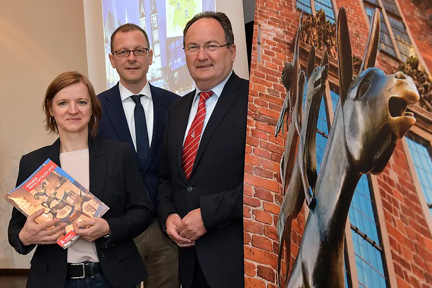 v.l. Annett Pruschwitz (Statistisches Landesamt Bremen), Wirtschaftssenator Martin Günthner und Peter Siemering (Bremer Touristik-Zentrale)