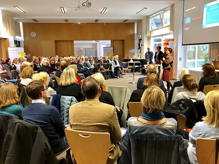 Senatorin Claudia Bogedan schildert ihre Eindrücke zur Vorarbeit der Kooperativen Steuerung für Grundschulen im LIS. 