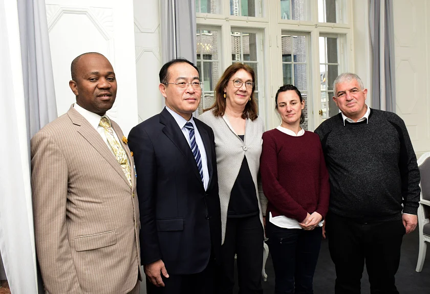 Bürgermeisterinnen und Bürgermeister im Gobelinzimmer des Rathauses: Windhoeks Bürgermeister Muesee Kazapua, Dalians Vizebürgermeister Luo Dongsheng, Karoline Linnert, Cherbourgs Vizebürgermeisterin Anna Pic und Tamras Bürgermeister Dr. Diab Suhail (von links)