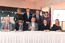 Unterzeichnung einer gemeinsamen Erklärung im Alfred-Wegener-Institut © Wolfhard Scheer