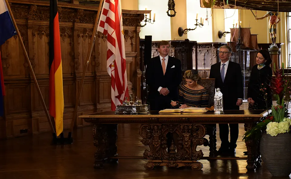 Königin Máxima trägt sich in das Goldene Buch der Freien Hansestadt Bremen ein