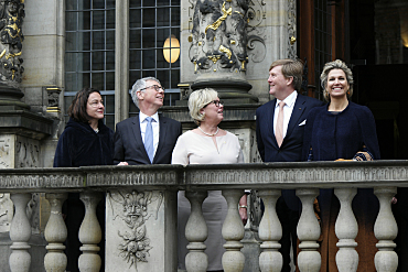 Gruppenbild mit König Willem-Alexander und Königin Máxima, Bürgermeister Carsten Sieling, Präses Janina Marahrens-Hashagen und Alexia Sieling vor der Handelskammer Bremen
