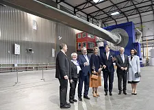 Im Fraunhofer-Institut für Windenergiesysteme (IWES) in Bremerhaven: Besichtigung einer der größten Testanlagen für Rotorblätter weltweit © Wolfhard Scheer