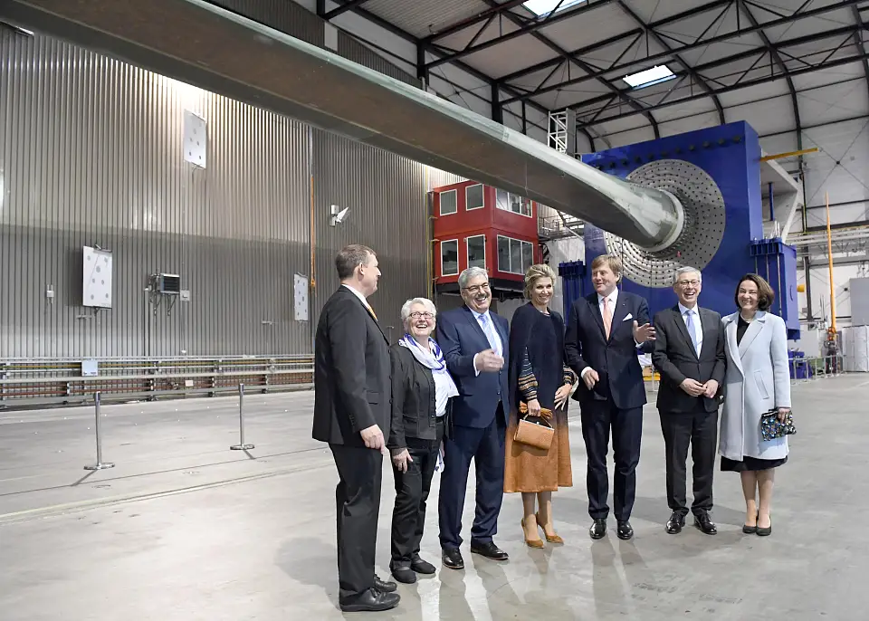 Im Fraunhofer-Institut für Windenergiesysteme (IWES) in Bremerhaven: Besichtigung einer der größten Testanlagen für Rotorblätter weltweit © Wolfhard Scheer