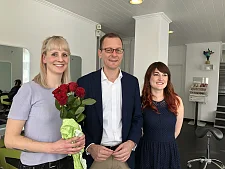 v.l.n.r. Lisa Hardtke, Senator Günthner und Miriam Engelhardt