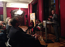 Bürgermeister Carsten Sieling begrüßt Gäste zum Podiumsgespräch der Reihe „Frieden konkret“ 