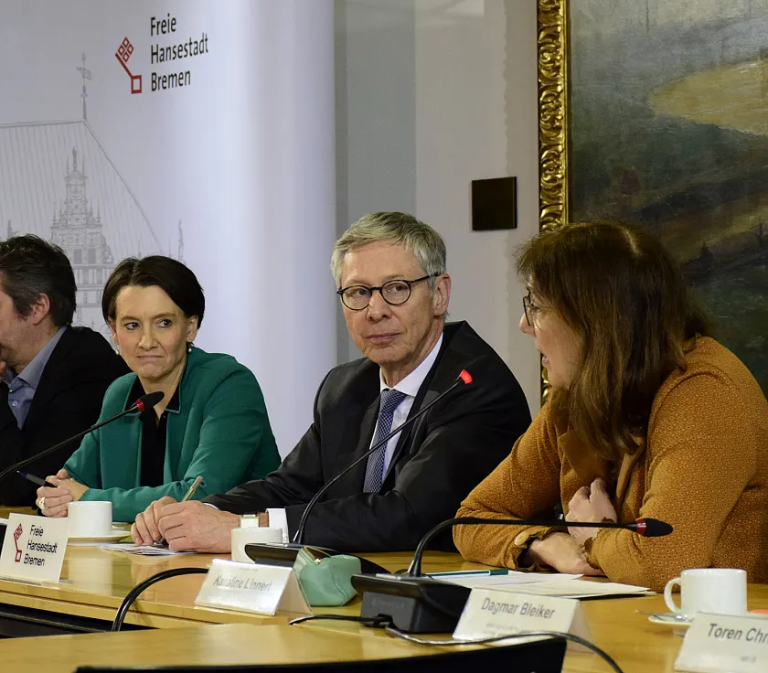 (v.l.n.r.) Claudia Bogedan, Senatorin für Kinder und Bildung, Bürgermeister Carsten Sieling und Bürgermeisterin Karoline Linnert.
