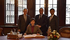 Eintrag in das Goldene Buch: Bürgermeister Sieling, Arbeitsministerin Josephine Teo, Staatsrat Ekkehart Siering und Botschafter Laurence Bay 