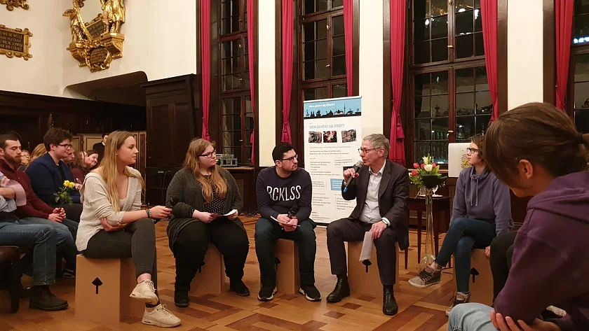 Bürgermeister Carsten Sieling im Gespräch mit den Jugendlichen.  