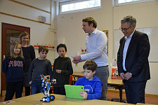 Lasse und seine Mitschüler an der Grundschule am Baumschulenweg zeigen Bürgermeister Sieling das Lego WeDo-Projekt