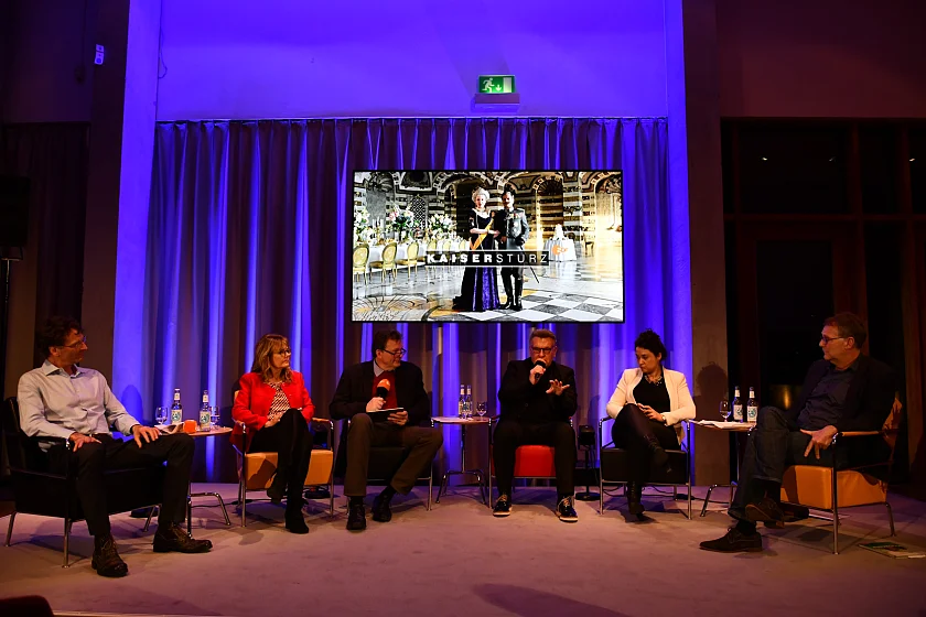 (v.l.n.r): Christoph Röhl (Regisseur), Annette von der Heyde (ZDF-Redaktion Zeitgeschichte), Moderator Stefan Brauburger (Leiter der ZDF-Redaktion Zeitgeschichte), Prof. Dr. Lothar Machtan (Historiker und Co-Autor), Sarah Ryglewski (Mitglied des Deutschen Bundestages) und Dr. Ralph Erbar (Verband der Geschichtslehrer Deutschlands). 