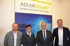 (v.l.n.r.): Ole Becker (strategisches Management ADLER Solar), Iris Geber (Abteilungsleiterin WFB Bremen), Bürgermeister Carsten Sieling und Gerhard Cunze (Geschäftsführender Gesellschafter ADLER Solar)