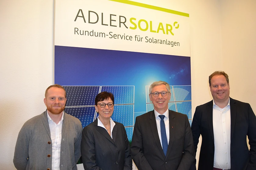 (v.l.n.r.): Ole Becker (strategisches Management ADLER Solar), Iris Geber (Abteilungsleiterin WFB Bremen), Bürgermeister Carsten Sieling und Gerhard Cunze (Geschäftsführender Gesellschafter ADLER Solar)