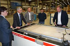 (v.l.n.r.): Iris Geber, Bürgermeister Carsten Sieling, Ole Becker, Tobias Brack (Leiter Services ADLER Solar) und Gerhard Cunze.