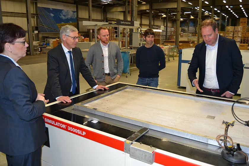 (v.l.n.r.): Iris Geber, Bürgermeister Carsten Sieling, Ole Becker, Tobias Brack (Leiter Services ADLER Solar) und Gerhard Cunze.
